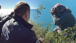 Falezlere Y&uuml;kselen Kadın Zorla İkna Edildi! Hayvanlar Bile Yavrularını Bırakmıyor, Ben Nasıl Bırakayım