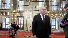 Fatih Camii, Ramazan İ&ccedil;in G&uuml;l Suyu ile Temizlenip Dezenfekte Edildi!