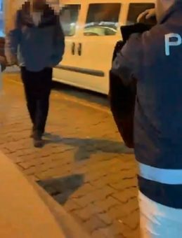 Fatih'te banka soyguncusu ka&ccedil;arken paraları yolda d&uuml;ş&uuml;rd&uuml;: &Ccedil;arptığı şahıs o anları anlattı!