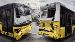 Fatih'te &Uuml;&ccedil; İETT Otob&uuml;s&uuml; Kazaya Karıştı