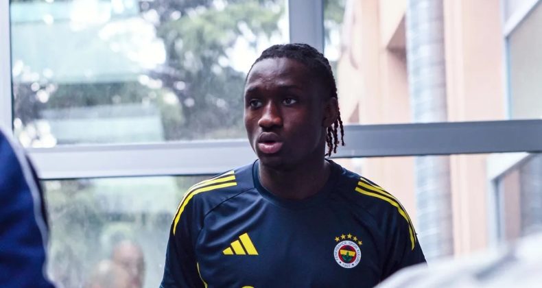 Fenerbah&ccedil;e Salonda Antrenman Yapıyor