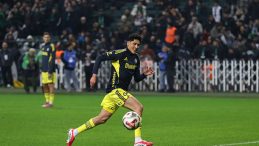 Fenerbah&ccedil;e'nin Trabzonspor Ma&ccedil;ı İ&ccedil;in Kamp Kadrosu Belli Oldu