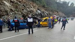 Fethiye'de İki Ara&ccedil; Kafa Kafaya &Ccedil;arpıştı! 1 Ağır 7 Yaralı