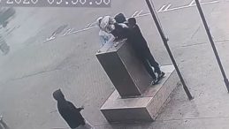 Fırtınada &ccedil;ocukların Atat&uuml;rk b&uuml;st&uuml; n&ouml;beti: Y&uuml;rekleri ısıtan anlar kamerada