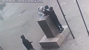 Fırtınada &ccedil;ocukların Atat&uuml;rk b&uuml;st&uuml; n&ouml;beti: Y&uuml;rekleri ısıtan anlar kamerada