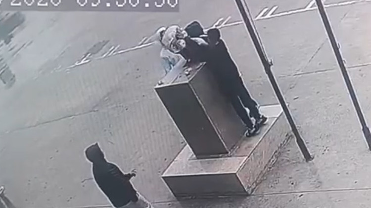 Fırtınada çocukların Atatürk büstü nöbeti: Yürekleri ısıtan anlar kamerada