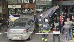 Fren Yerine Gaza Bastı! AVM'de Kafeye Daldı; 1 Yaralı