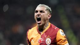 Galatasaray'da Lucas Torreira Kaptan Olarak Sahaya &Ccedil;ıktı!