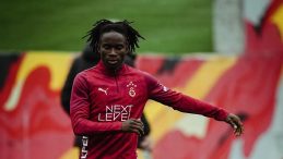 Galatasaray'da Nhaga İlk Antrenmanına &Ccedil;ıktı