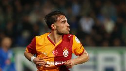 Galatasaray'da Yunus Akg&uuml;n'den kariyerinde ilk kafa gol&uuml;!