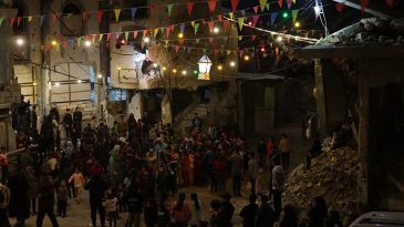 Gazze'deki Filistinliler, katliamın g&ouml;lgesinde ilk iftarını a&ccedil;tı