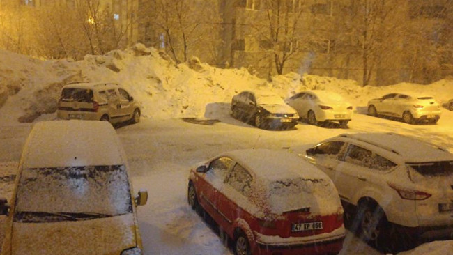 Gece Yarısı Yağmaya Başlayan Kar, Her Yeri Beyaza Bürüdü: Kar Kalınlığı 2 Santimetreyi Buldu