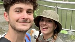 Gezgin &Ccedil;ift, 2 Yılda 22 &Uuml;lke Keşfetti: M&uuml;zik ve Resimle Otostopla D&uuml;nya Turu