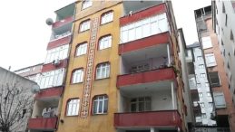 G&uuml;ng&ouml;ren'deki cinayette kan donduran detaylar! Babasını &ouml;ld&uuml;ren gen&ccedil; kızın iddiaları şoke etti: "Bir yıldır beni istismara ediyordu&hellip;"