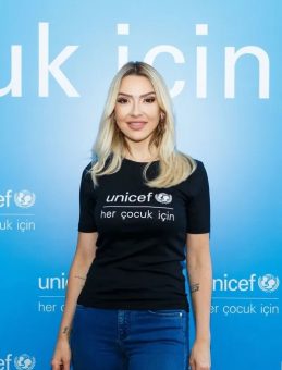 Hadise'den 'UNICEF' Skandalı: T&uuml;rkiye'yi Yardıma Muhta&ccedil; Gibi G&ouml;sterdi!