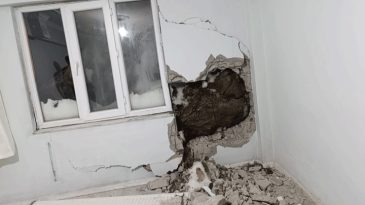 Hakkari'de korku dolu anlar! Kaya par&ccedil;ası duvarı delerek yatak odasına girdi