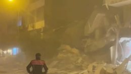 Hatay'da Ağır Hasarlı Bina Yıkım Sırasında &Ccedil;&ouml;kt&uuml;