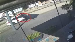 Hatay'da Bisikletliye &Ccedil;arpan Otomobilin Yol A&ccedil;tığı Kaza G&uuml;venlik Kamerasında