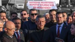 Hatay'da &Ouml;zg&uuml;r &Ouml;zel'e Protesto Şoku: Hızla Uzaklaşmak Zorunda Kaldı
