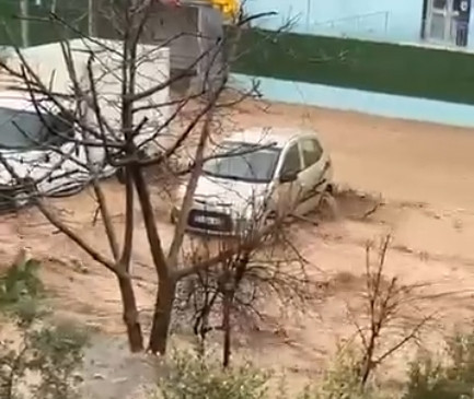 Hatay'da Şiddetli Yağış Sele Yol A&ccedil;tı; Mahsur Kalanlar Kurtarıldı