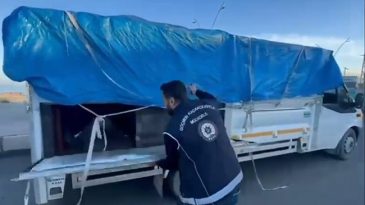 Hayvan Dışkısıyla Kamufle Edilen 19 Ka&ccedil;ak G&ouml;&ccedil;men Yakalandı