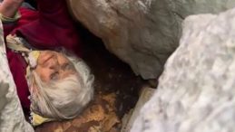 Hayvan Otlatmaya &Ccedil;ıkıp Kayboldu, Kayalıklardaki Yarığa D&uuml;ş&uuml;p Bulundu