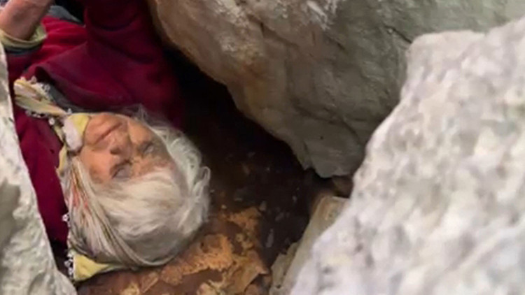 Hayvan Otlatmaya &Ccedil;ıkıp Kayboldu, Kayalıklardaki Yarığa D&uuml;ş&uuml;p Bulundu