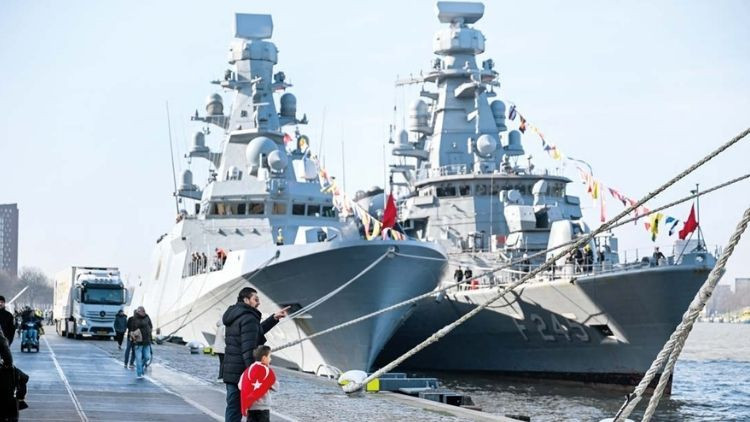 Hollanda Basını: Etkileyici Manzara… Türk Savaş Gemileri Rotterdam’ın Merkezinde