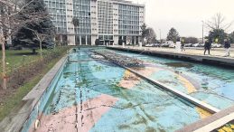 İBB, Destanın Temsilcisi Havuzu Yine &Ccedil;amurla Kirlendi