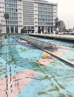 İBB, Destanın Temsilcisi Havuzu Yine &Ccedil;amurla Kirlendi