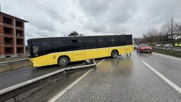 İETT Otob&uuml;s&uuml; Bariyerlere &Ccedil;arptı: 5 Yaralı