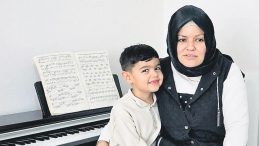 İki Yaşında Piyanoya Başladı, Sekiz Yaşında Beste Yaptı