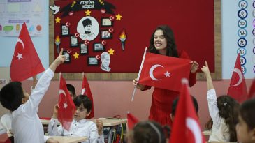 İkinci D&ouml;nemin İlk Ders Zili &Ccedil;aldı | Okulları Bayraklarla Donattı
