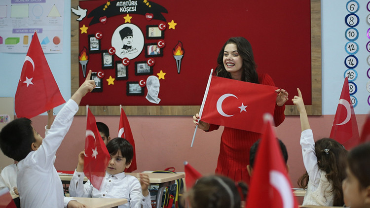 İkinci D&ouml;nemin İlk Ders Zili &Ccedil;aldı | Okulları Bayraklarla Donattı