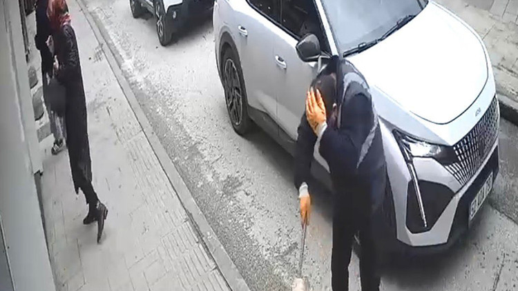 İkinci Kattan Temizlik İş&ccedil;isinin &Uuml;zerine D&uuml;şt&uuml;: O Anlar Kamerada