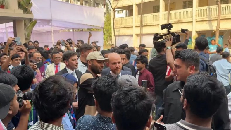 İlim Yayma Vakfı M&uuml;tevelli Heyeti Başkanı Bilal Erdoğan, Dakka'da Sağlık Merkezi A&ccedil;ılışı Yaptı