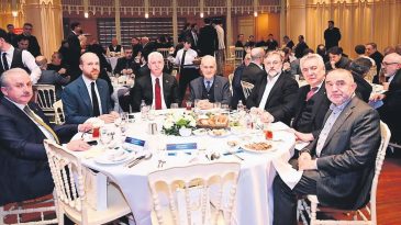 İlim Yayma Vakfı Taksim'de İftar D&uuml;zenledi