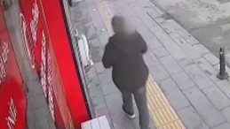 İmam 'sahibi alsın' diye bıraktı, o &ccedil;aldı! İlgin&ccedil; olay kamerada