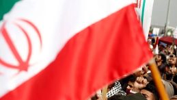 İran'da Protestolar! Halk, ABD ve İsrail'in Saldırılarına Karşı Meydanlarda Bir Araya Geldi