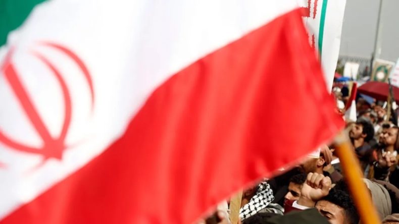 İran'da Protestolar! Halk, ABD ve İsrail'in Saldırılarına Karşı Meydanlarda Bir Araya Geldi