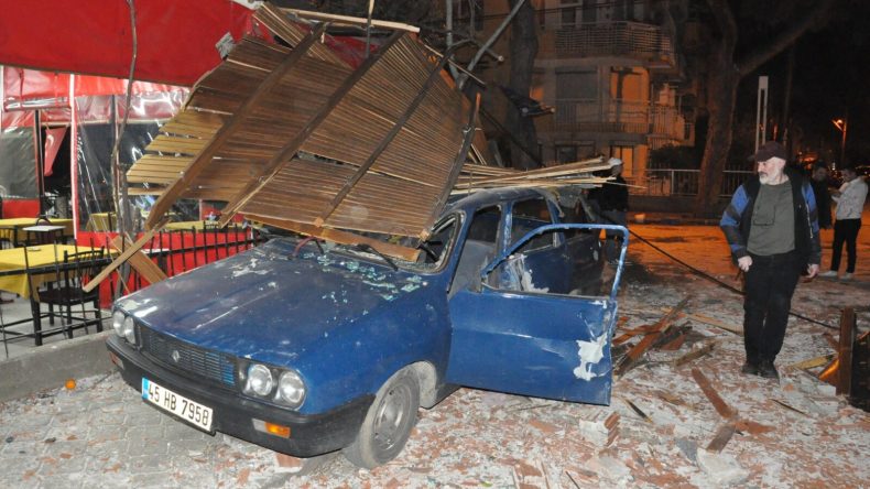 İstanbul Fırtınanın Etkisi Altında: Binalar ve Dalgalar B&uuml;y&uuml;k Hasar G&ouml;rd&uuml;