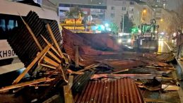 İstanbul Fırtınanın Pen&ccedil;esinde! &Ccedil;atılar ve Bina Kaplamaları U&ccedil;tu