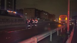 İstanbul K&uuml;&ccedil;&uuml;k&ccedil;ekmece'de Motosiklet Temizlik Aracına &Ccedil;arptı: 2 &Ouml;l&uuml;