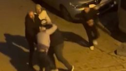 İstanbul – Sultangazi'de Trafik Tartışması Sonrası S&uuml;r&uuml;c&uuml; Mahalleliler Tarafından Darbedildi