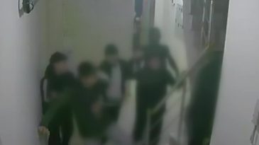İstanbul'da akılalmaz olay: 4 &ccedil;ocuk, evine girmeye &ccedil;alışan adama dehşeti yaşattı