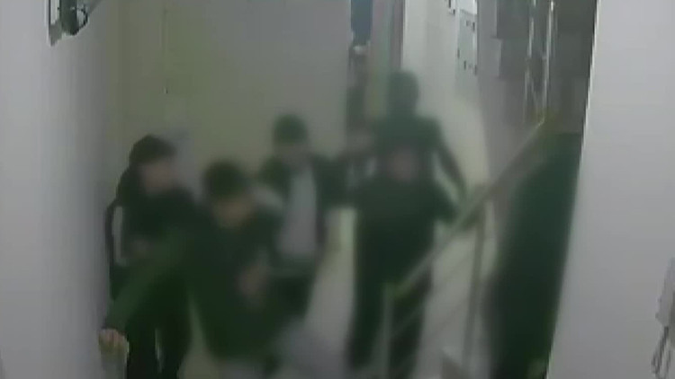 İstanbul'da akılalmaz olay: 4 &ccedil;ocuk, evine girmeye &ccedil;alışan adama dehşeti yaşattı