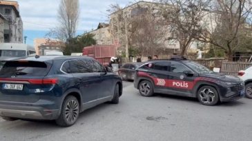 İstanbul'da Devriye Gezen Polislere Saldırı: 4'&uuml; Polis 6 Yaralı