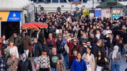 İstanbul'da Hava Sıcaklığı 23 Derece&hellip; Kış G&uuml;n&uuml; Denize Girdiler