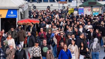 İstanbul'da Hava Sıcaklığı 23 Derece&hellip; Kış G&uuml;n&uuml; Denize Girdiler