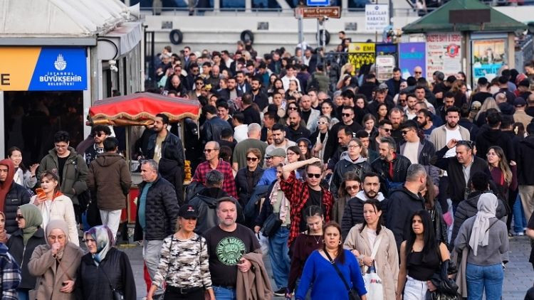 İstanbul'da Hava Sıcaklığı 23 Derece&hellip; Kış G&uuml;n&uuml; Denize Girdiler